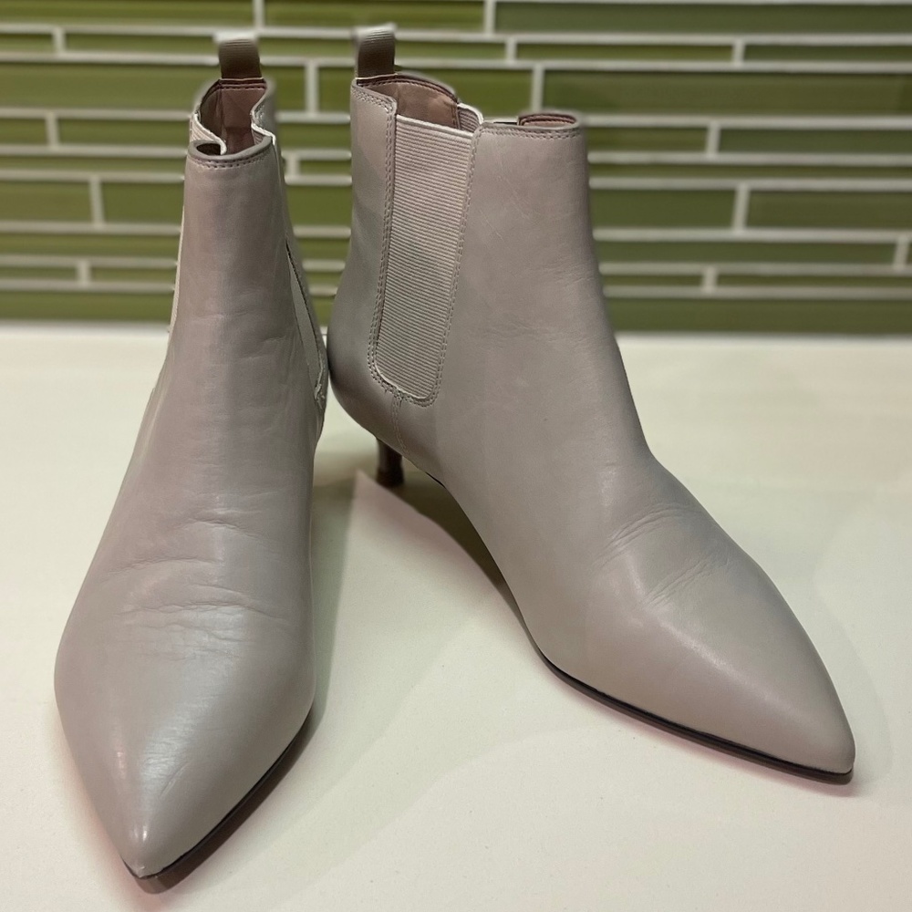 Banana Republic Chelsea Natural Beige Kitten Heel Ankle Boots sz 7.5